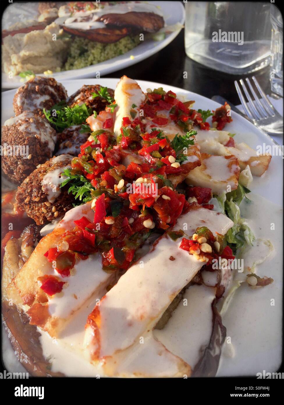 Teller mit falafel -Fotos und -Bildmaterial in hoher Auflösung – Alamy