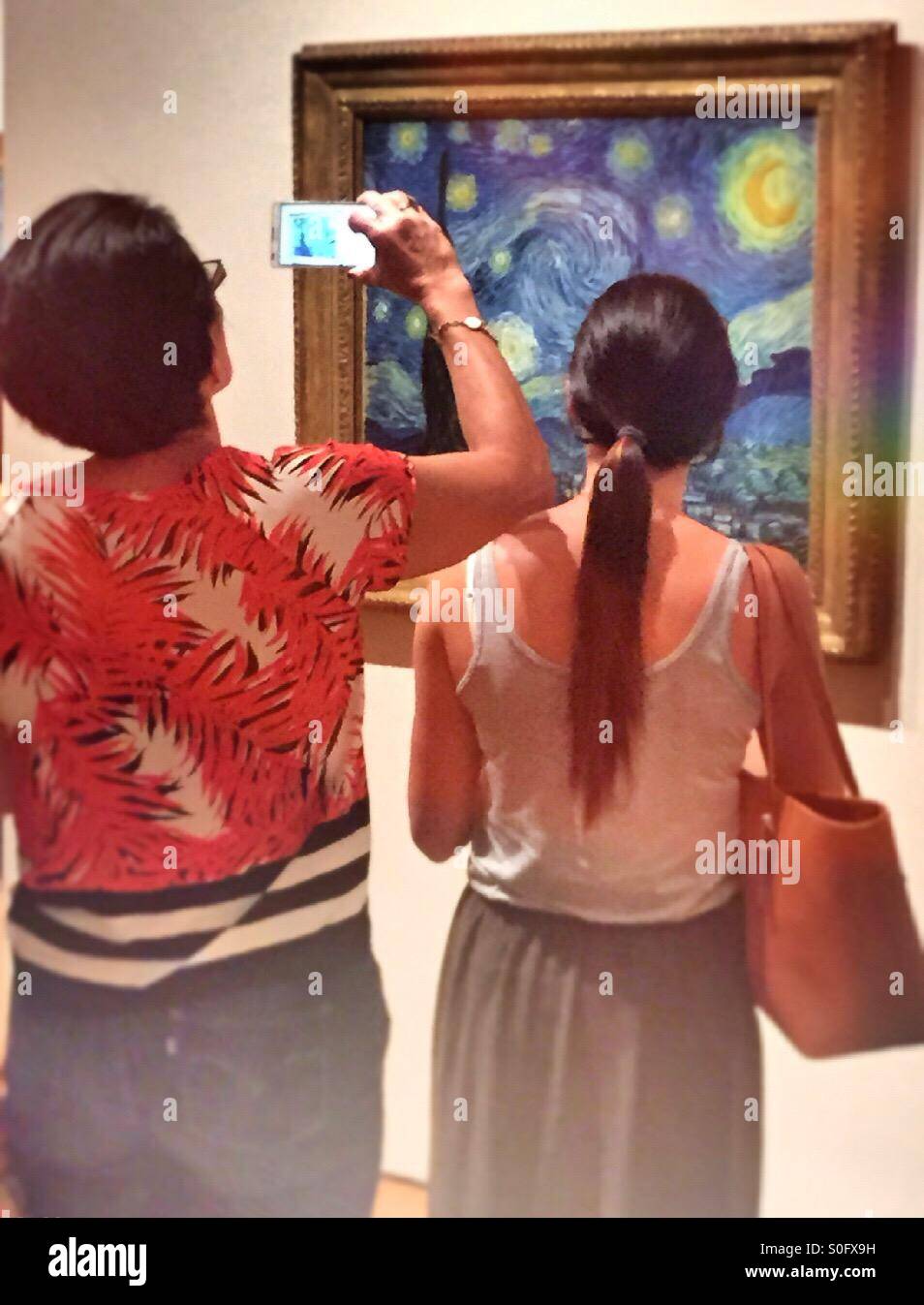 Besucher fotografieren sternenklaren Nacht im MoMa - Smartphone-aufgenommenes Stockfoto