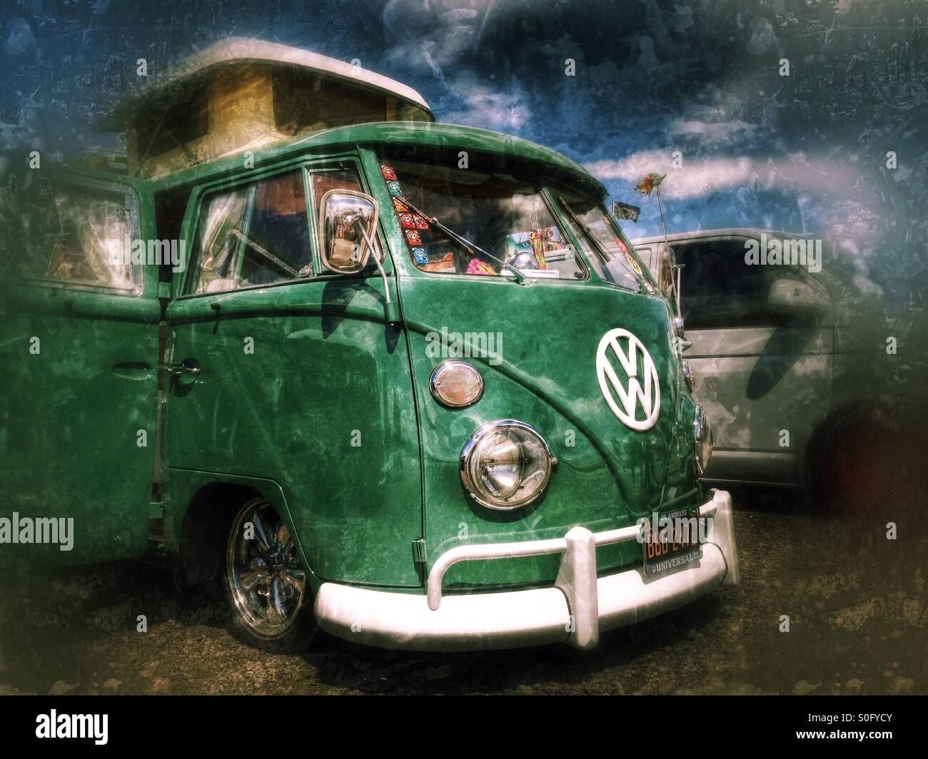 Splitscreen-VW Campervan mit Tieferlegung und erhöhten Dach. Stockfoto