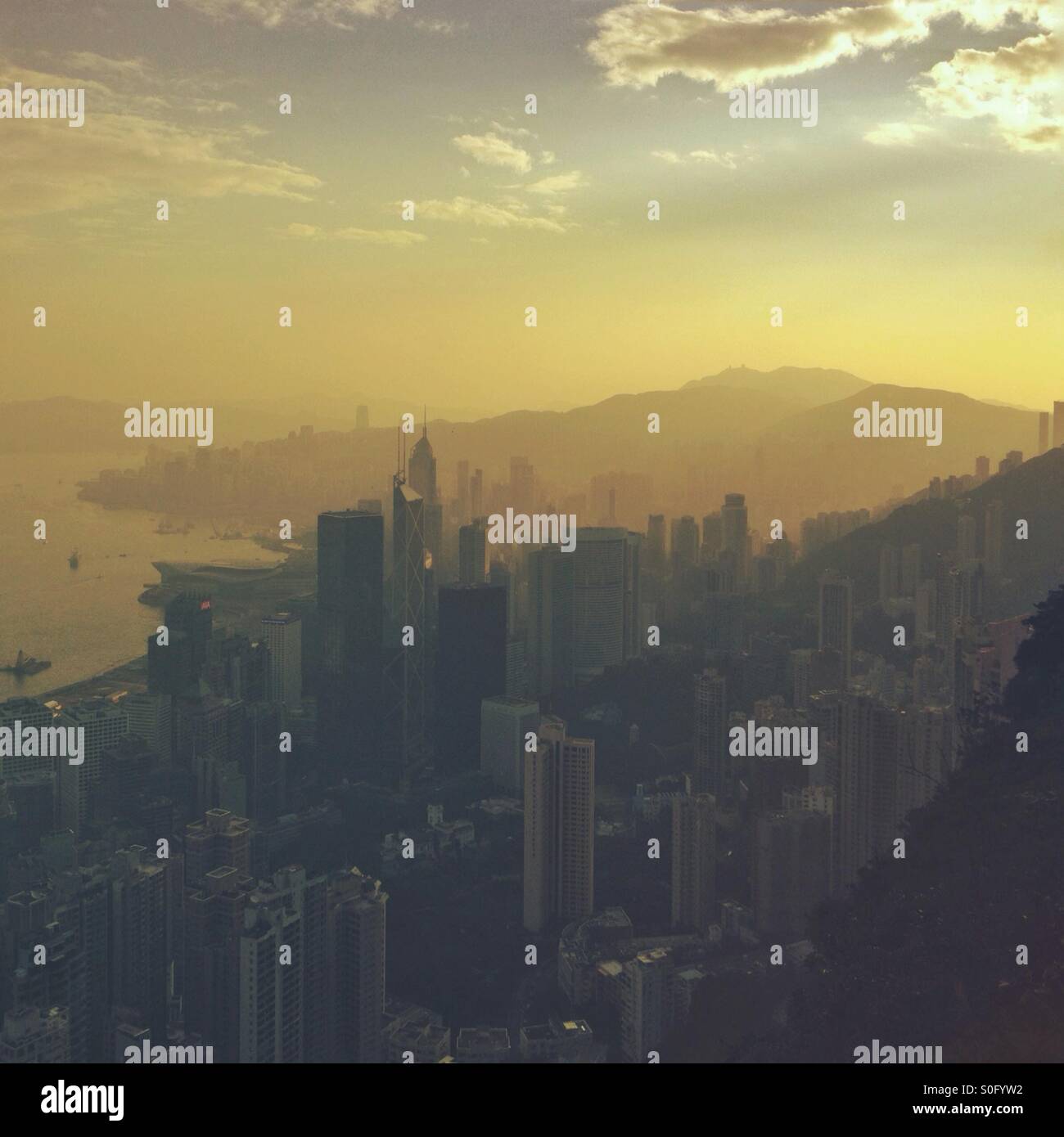 Wolkenkratzer im Zentrum von Hongkong bei Sonnenaufgang gesehen vom Victoria Peak, Hong Kong Island, Hong Kong SAR, China Stockfoto