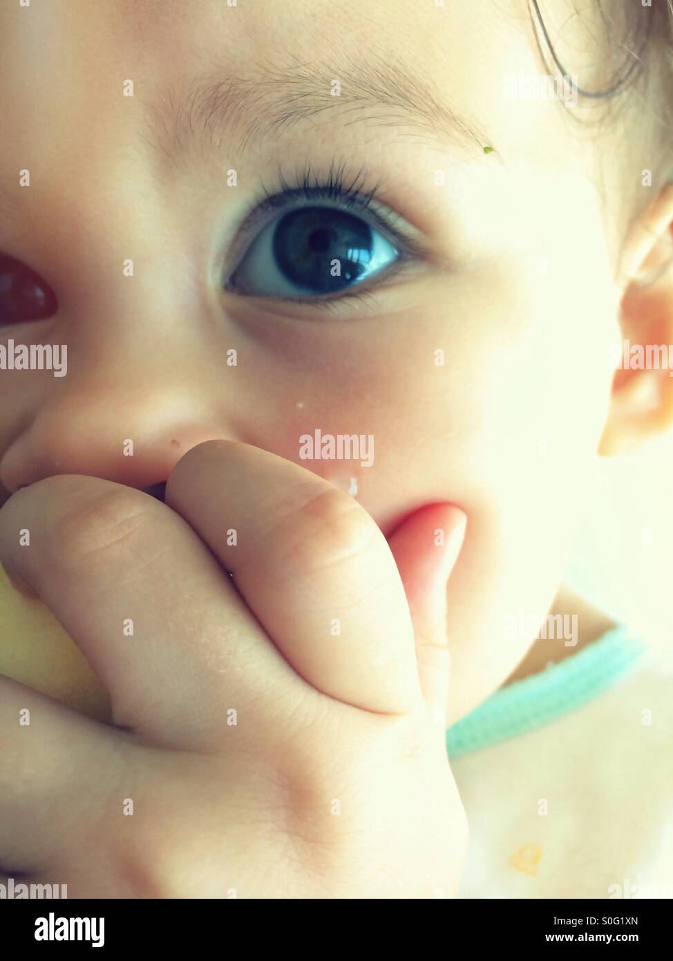 Nahaufnahme von Baby-Gesicht mit Tränen Stockfoto