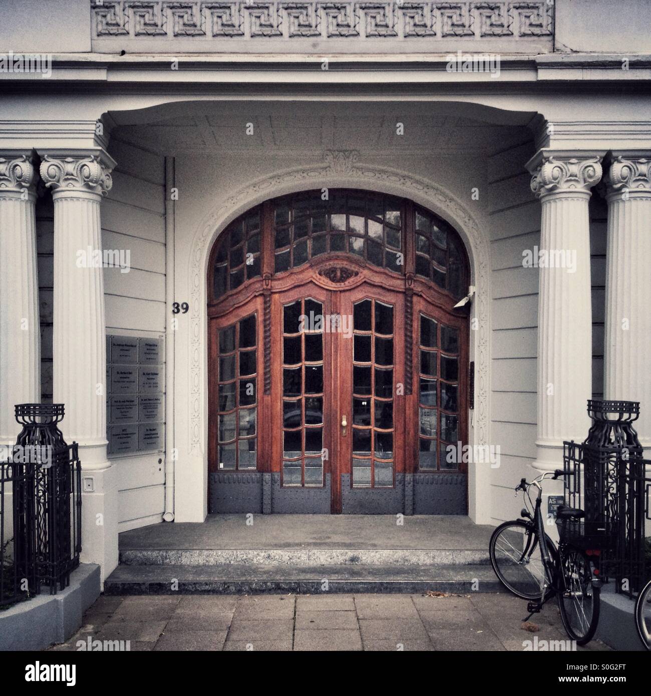 Vordere Tür gehobene Mehrfamilienhauses, Eimsbüttel, Hamburg, Deutschland Stockfoto