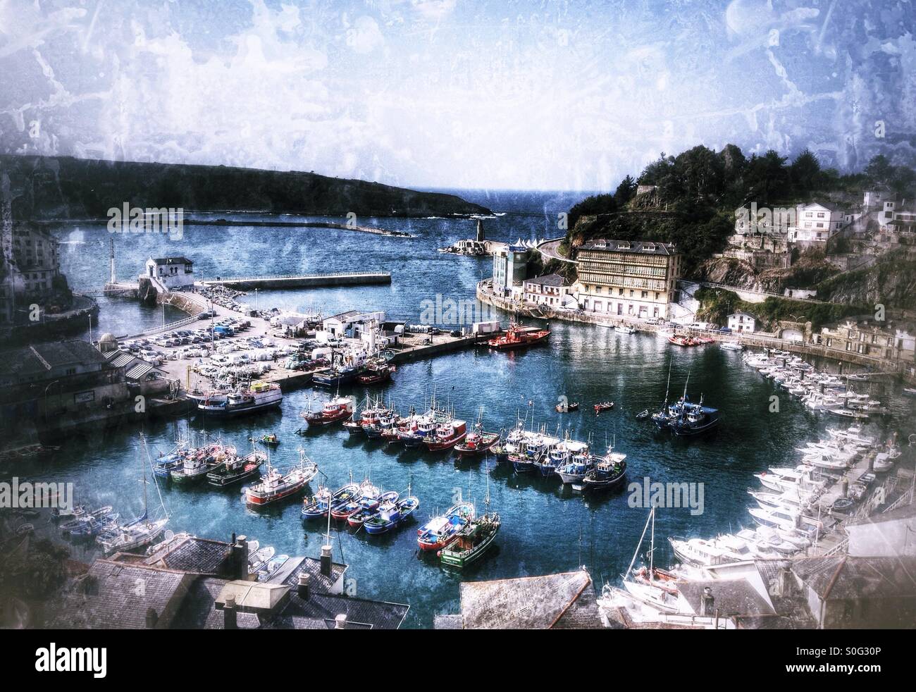 Hafen in Luarca, Asturien - Spanien - Smartphone-aufgenommenes Stockfoto