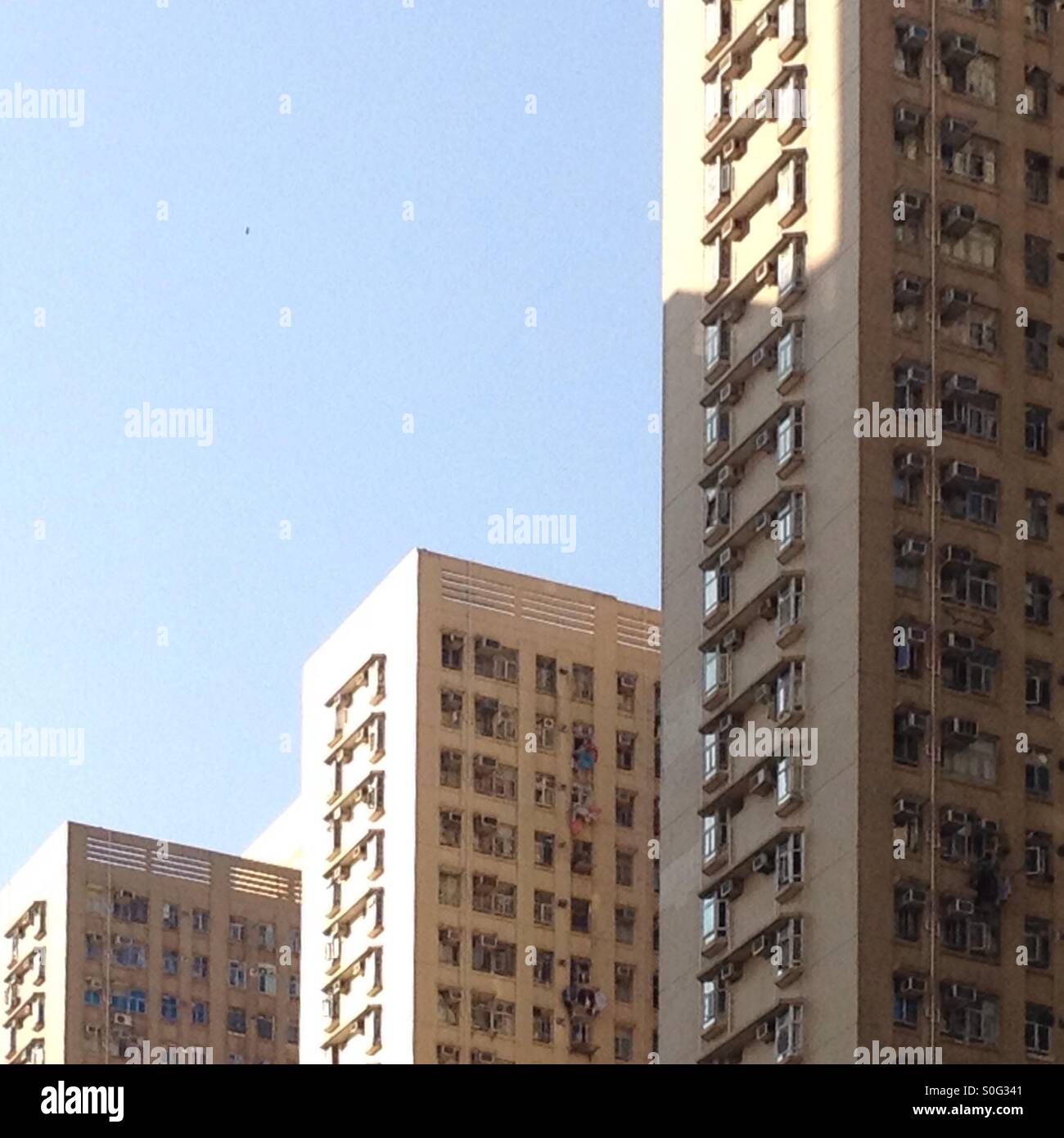 Appartementhaus erhebt sich im Zentrum von Hongkong Stockfoto
