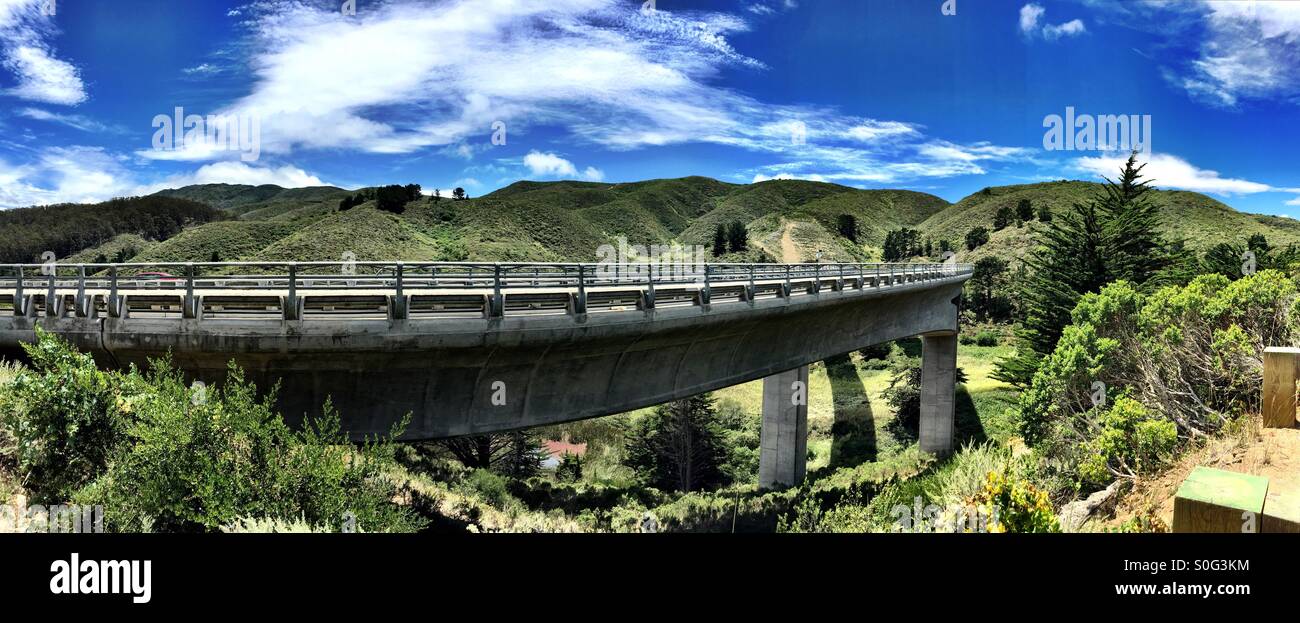 Malerischen kalifornischen Highway 1, Pacific Coast Highway Brücke südlich bis Devils Slide Tunnel im Sommer. Panorama. Stockfoto