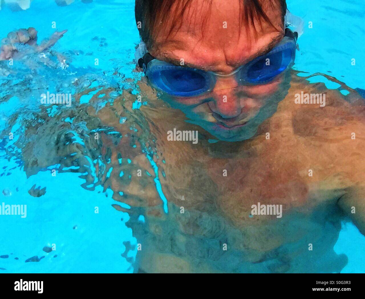 Teilweise eingetauchten Wasserballspieler. Closeup. - Smartphone-aufgenommenes Stockfoto