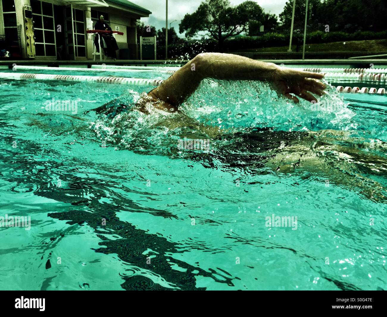 Der Schwimmer. Detailansicht von angrenzenden Fahrspur Wettbewerb Schwimmer, Freestyle (Australian Crawl). Stockfoto