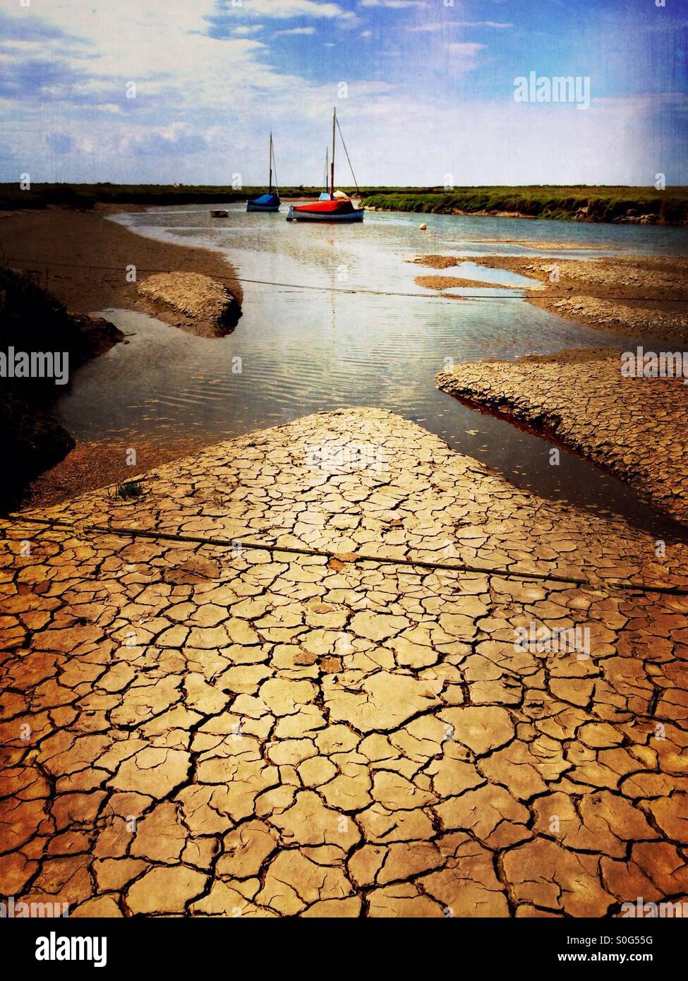 Getrockneten Schlamm bei Ebbe. Blakeney, Norfolk, England. - Smartphone-aufgenommenes Stockfoto