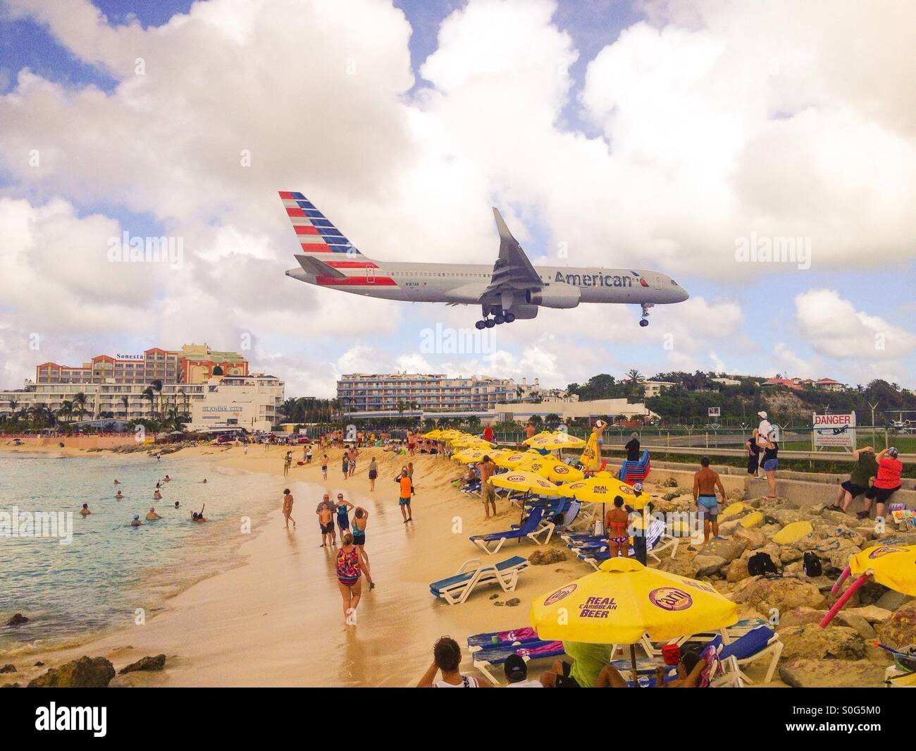 Flugzeug über Maho Beach auf St. Maarten, Caribbean landen hereinkommen Stockfoto