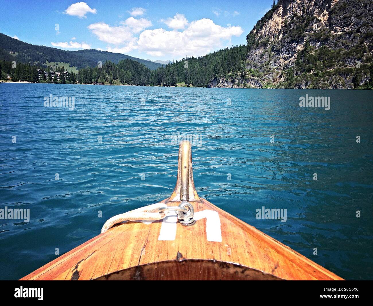 Im Boot auf dem See. Ort: Lago di Braies, Trentino-Alto Adige/South Tirol, Italien - Smartphone-aufgenommenes Stockfoto