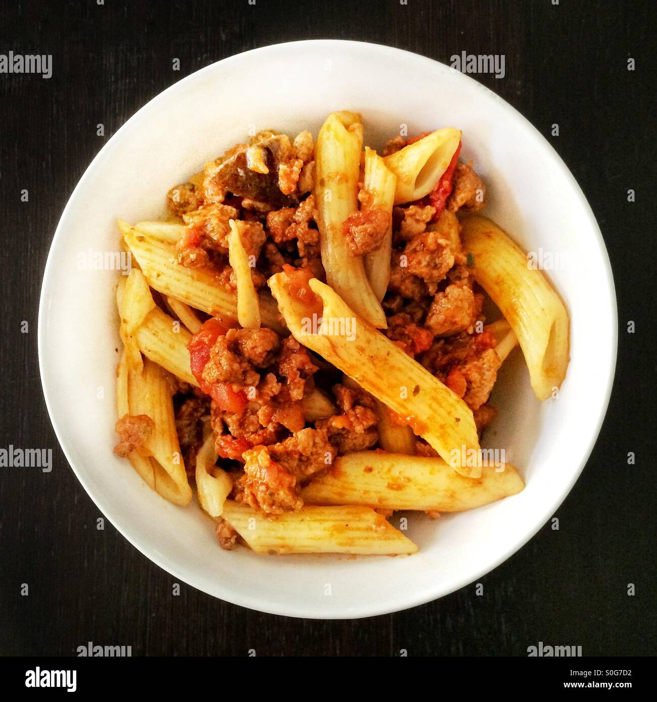 Eine Schüssel mit Penne-Nudeln mit Hackfleisch Stockfotografie - Alamy