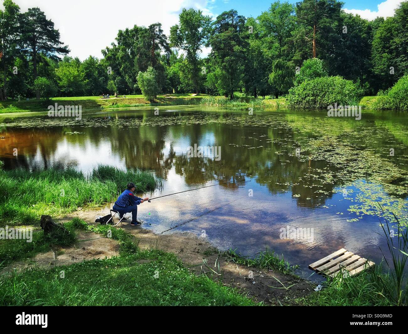 Mann Angeln im Teich in Russland Stockfoto