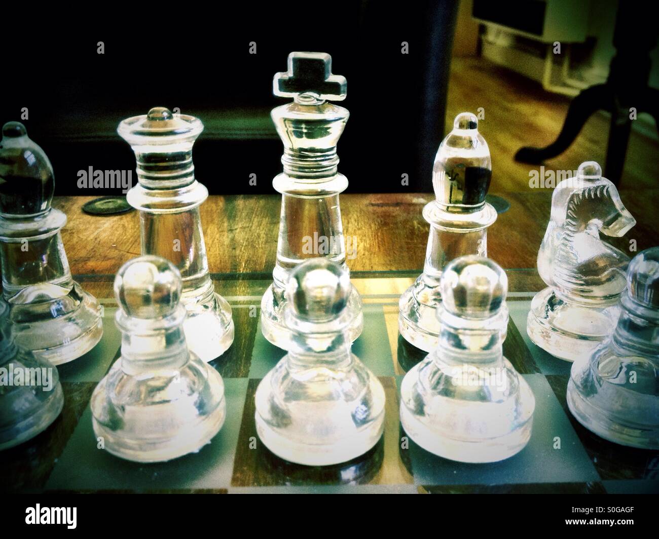 Ein Glas-Schachspiel. - Smartphone-aufgenommenes Stockfoto