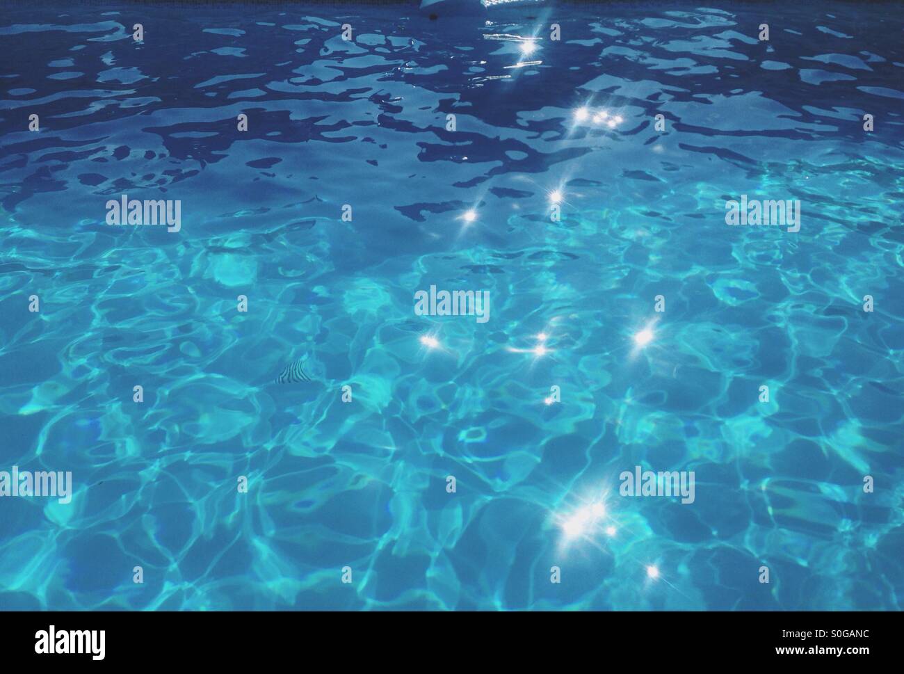 Kristallklare Blau Türkis Swimmingpool Stockfoto