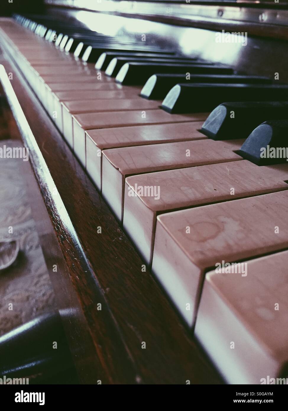 Altes Klavier spielt immer noch schönen Musik Stockfoto