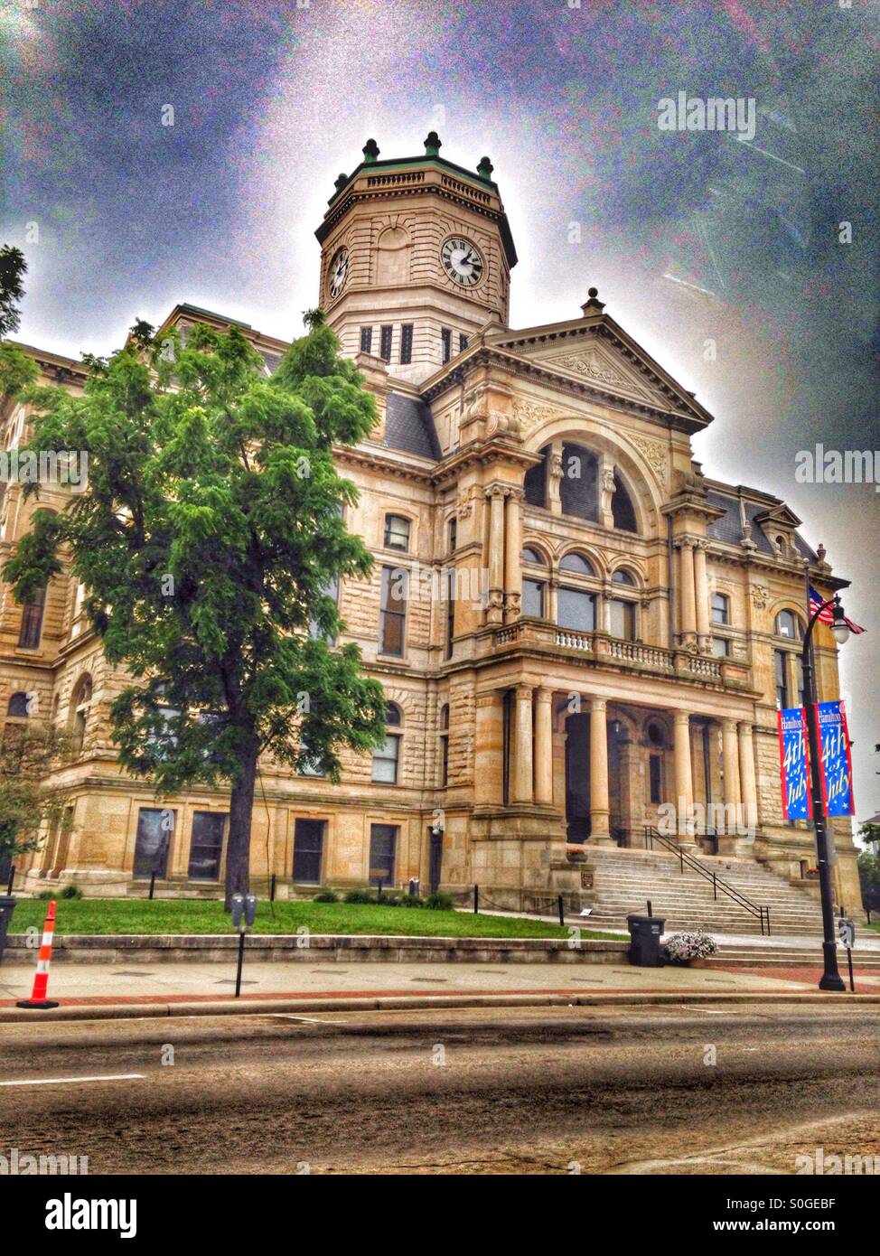 Das historische Butler County Courthouse in Ohio mit Fourth Of July Banner (1). Stockfoto