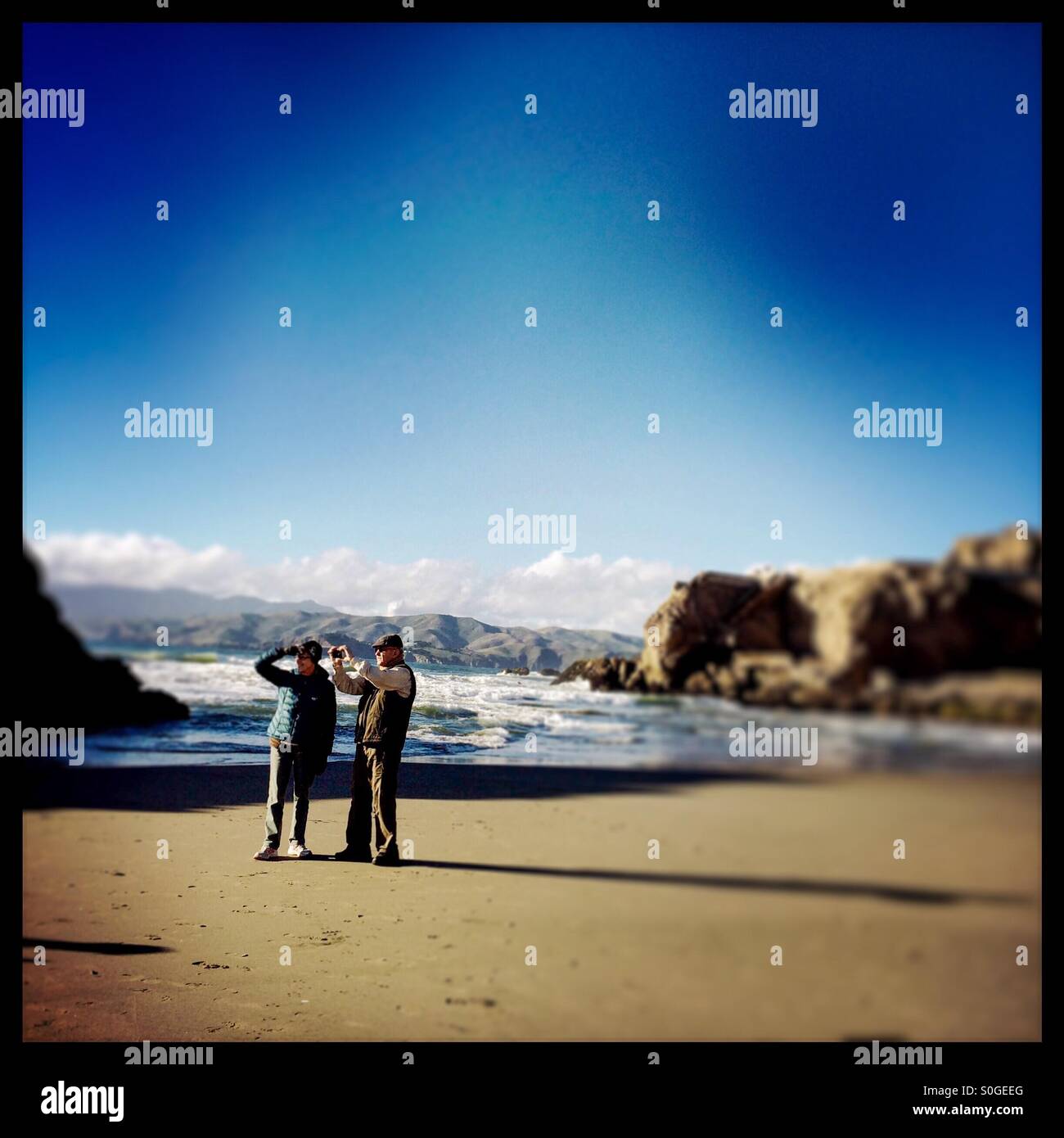 Eine Reife im Alter von paar Fotografieren am Strand von Sutro Baths. In San Francisco. Kalifornien, USA Stockfoto