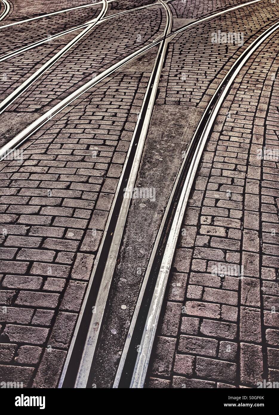 Straßenbahnlinien auf einer alten gepflasterten Straße Stockfoto