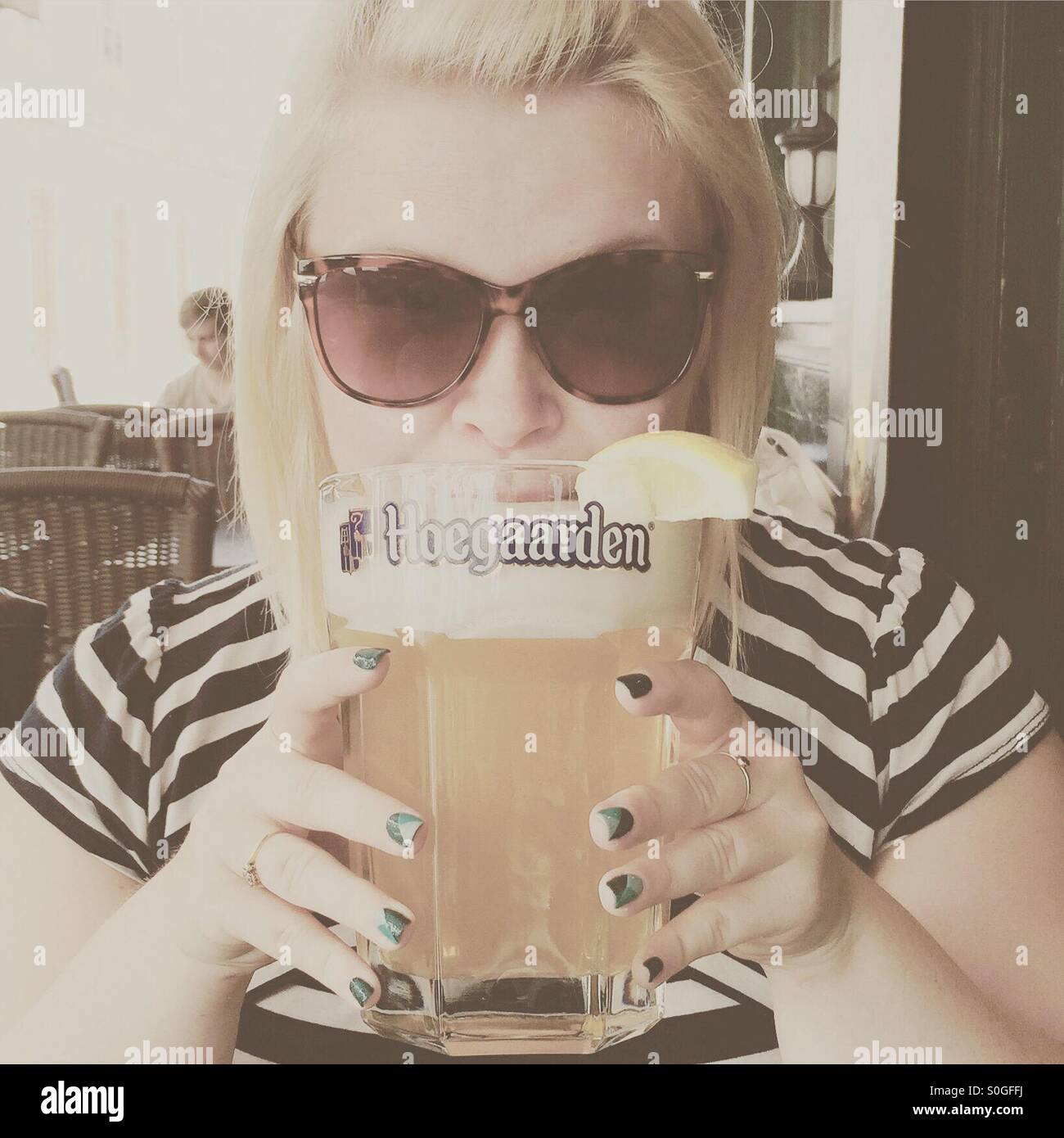 Frau aus ein großes Glas Bier zu trinken! Stockfoto