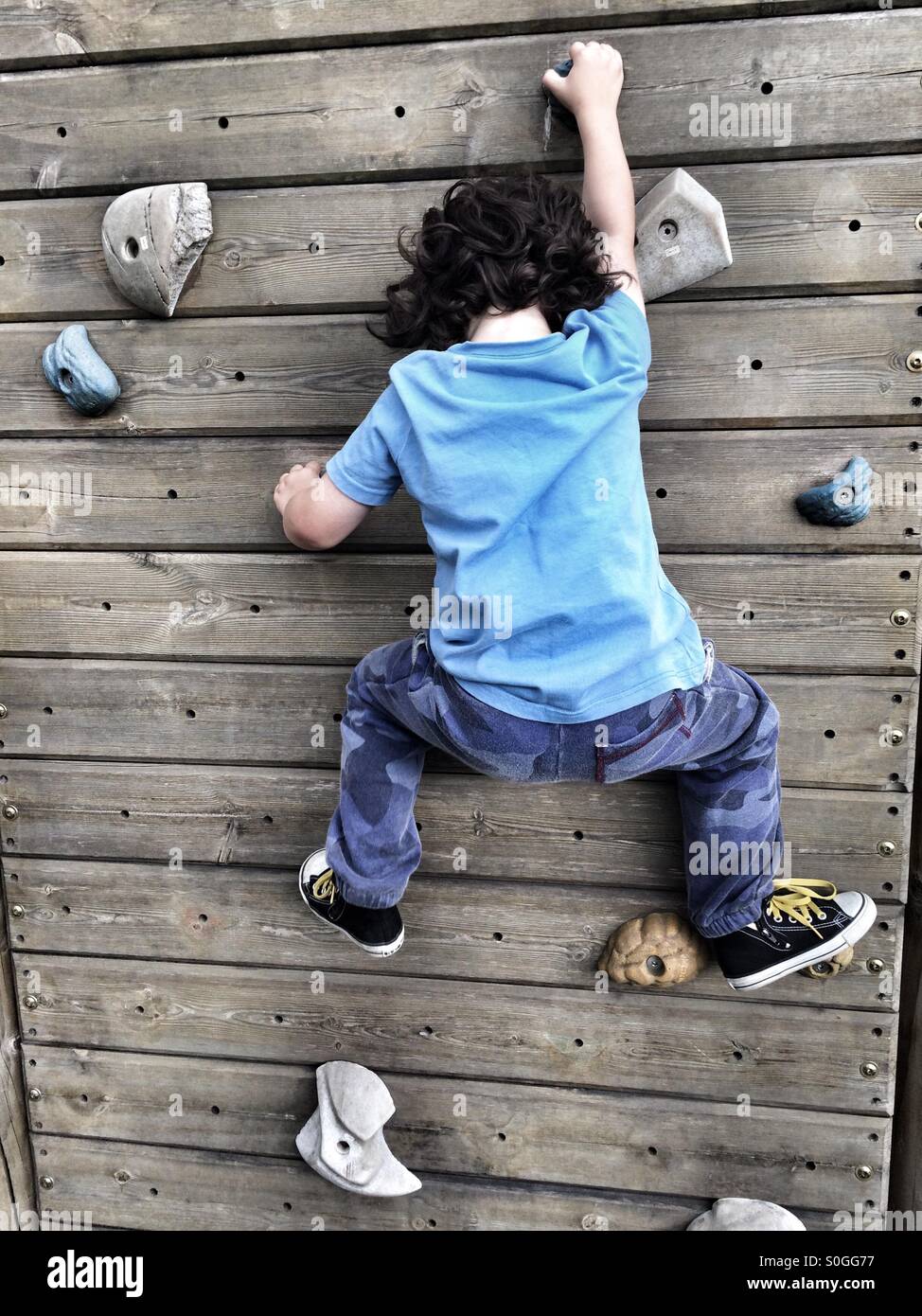 Vier Jahre alter Junge auf der Kletterwand Stockfoto