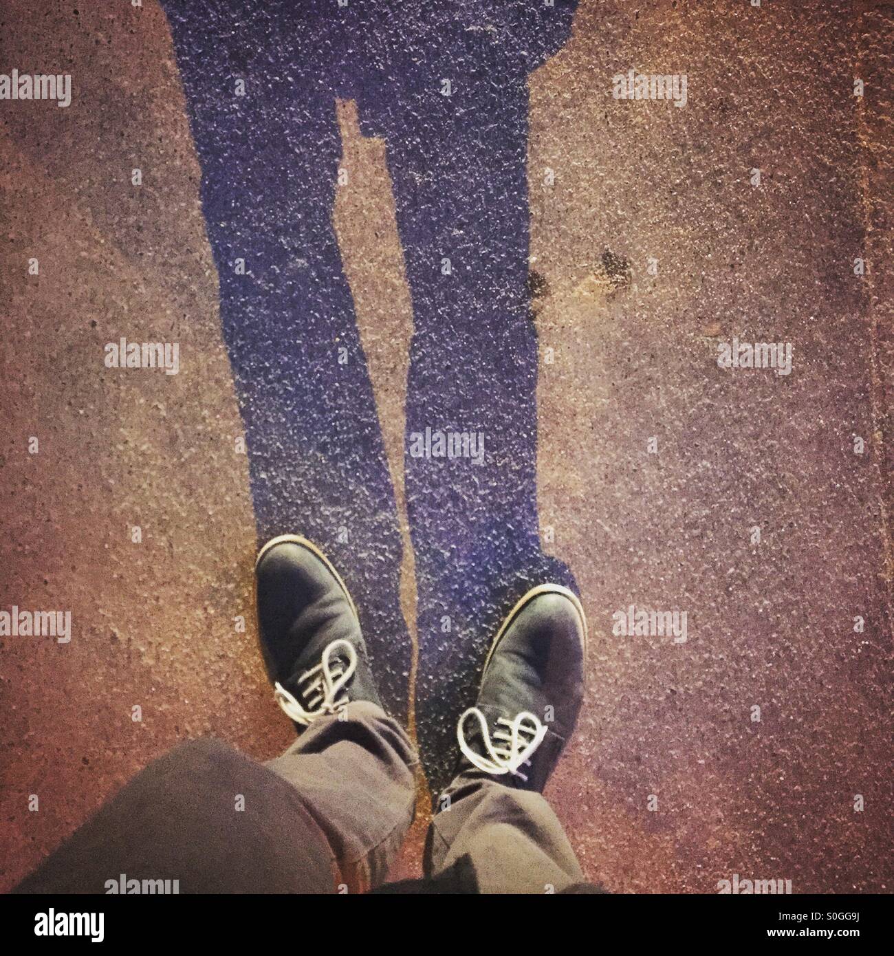 Füße eine Schuhe des Mannes mit Textur und Schatten. Ort: Paris, Frankreich, unter dem Eiffelturm Stockfoto