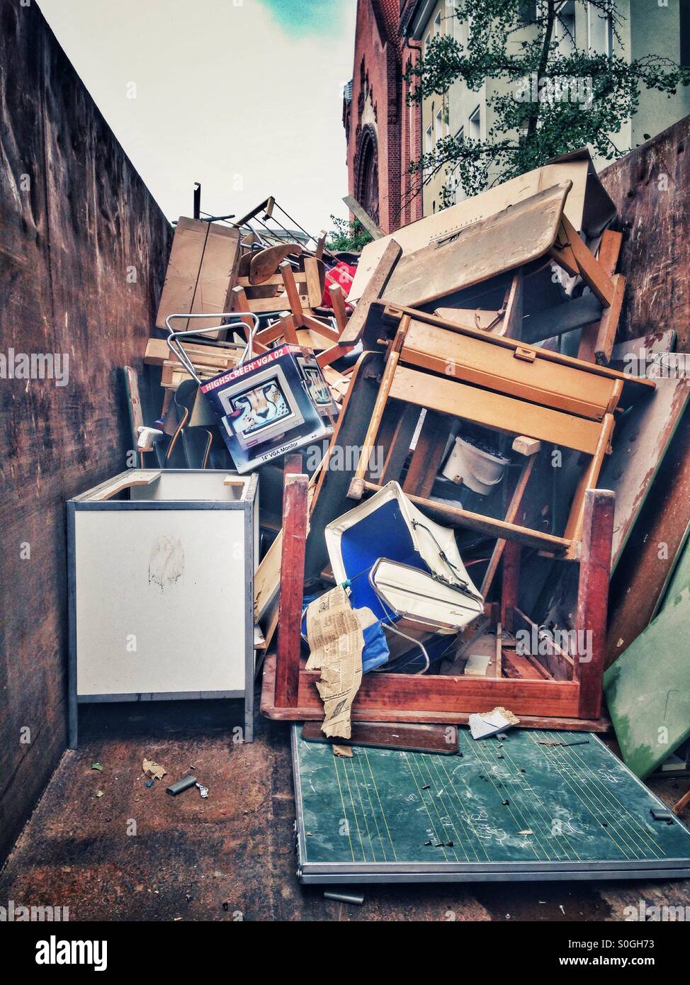 Müll in einen Container - Smartphone-aufgenommenes Stockfoto