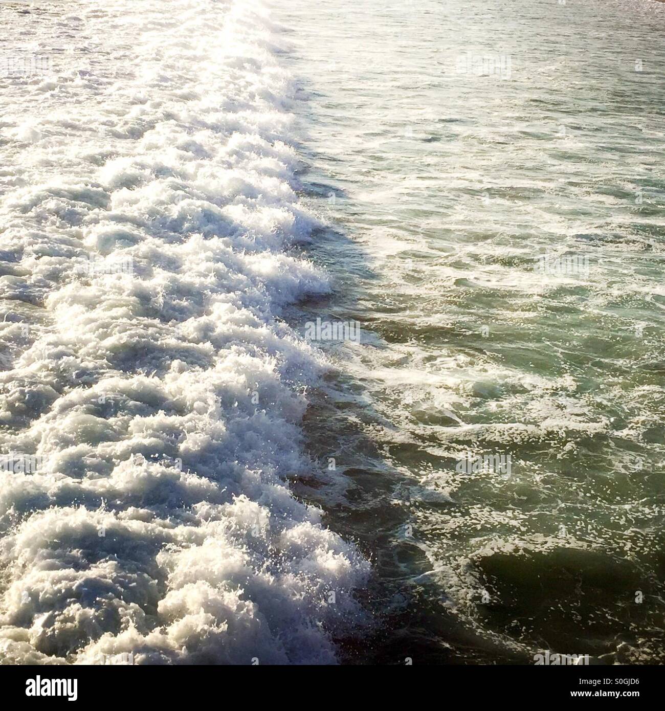 Whitewater von einer Welle in Rauschen. Manhattan Beach, Kalifornien USA. Stockfoto