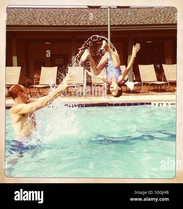 Vater und Tochter haben Spaß in einem pool Stockfoto