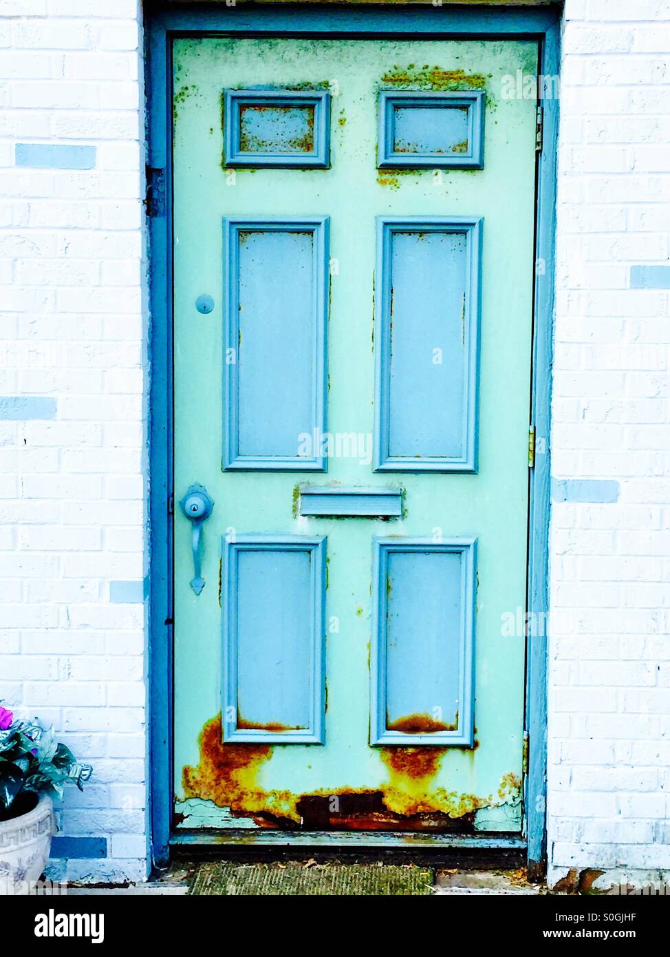 Verrostete Tür in Nachbarschaft. Stockfoto