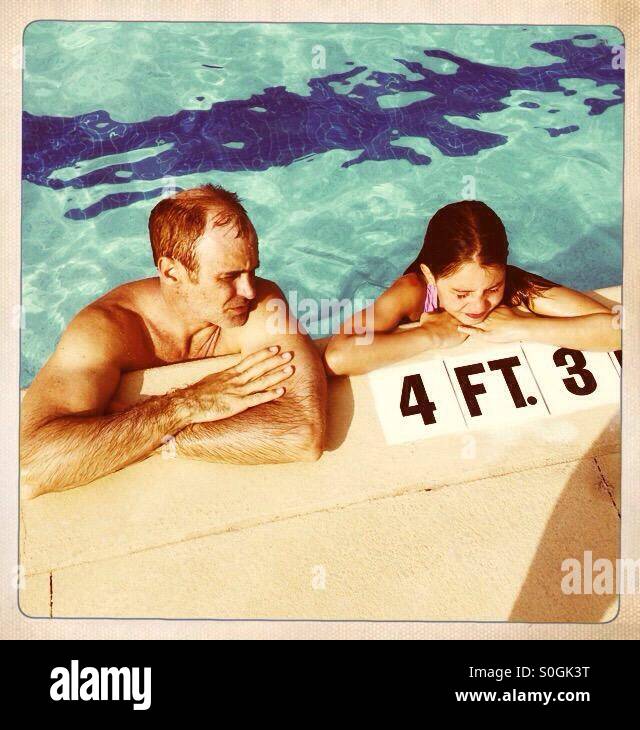 Vater und Tochter Entspannung im pool Stockfoto