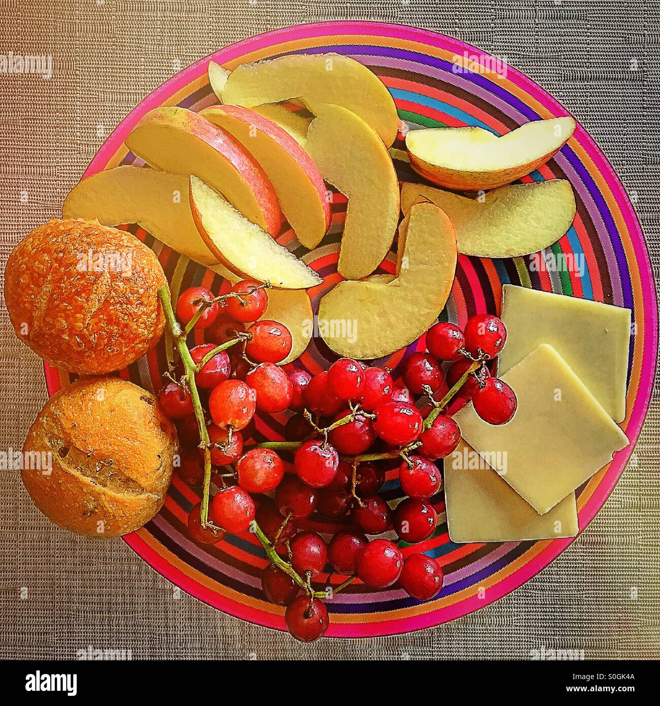Käse, Obst und Brot-Lebensmittel-Fach - Smartphone-aufgenommenes Stockfoto