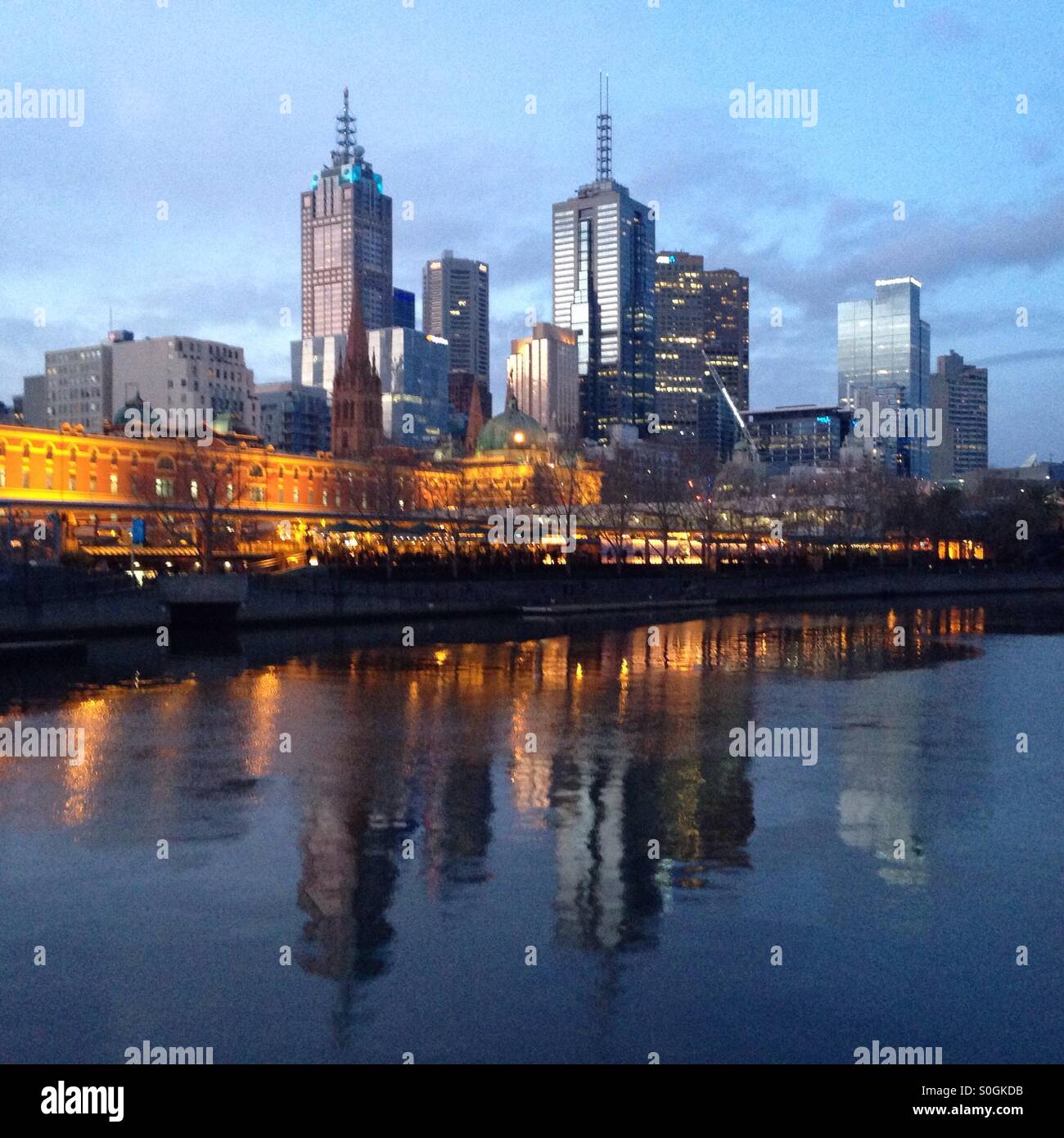 Skyline von Melbourne in der Abenddämmerung Stockfoto