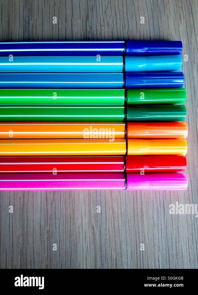 Bunte Filzstifte auf einem hölzernen Hintergrund - Smartphone-aufgenommenes Stockfoto