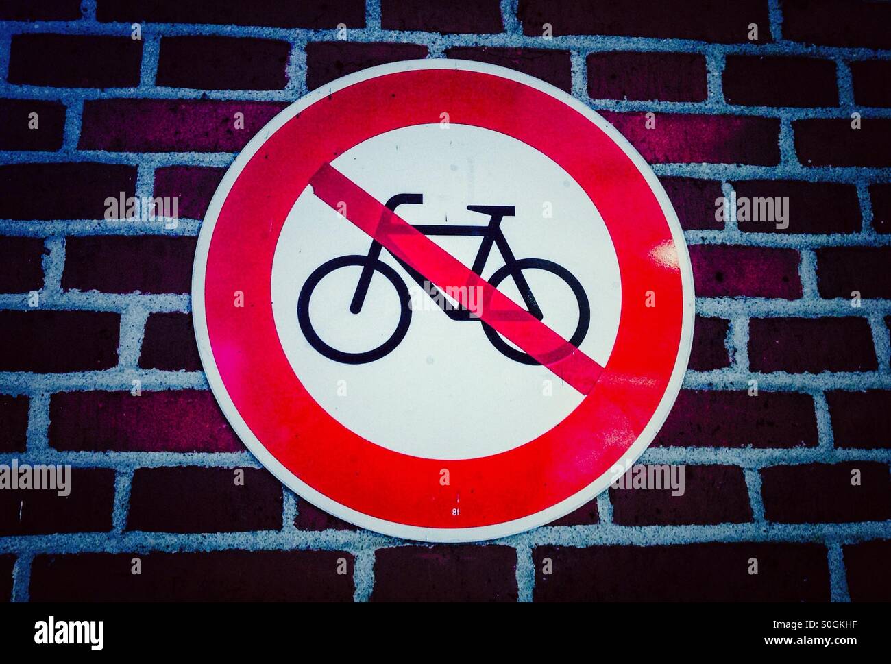 Kein Fahrrad Zeichen auf Ziegel Wand Hintergrund - Smartphone-aufgenommenes Stockfoto