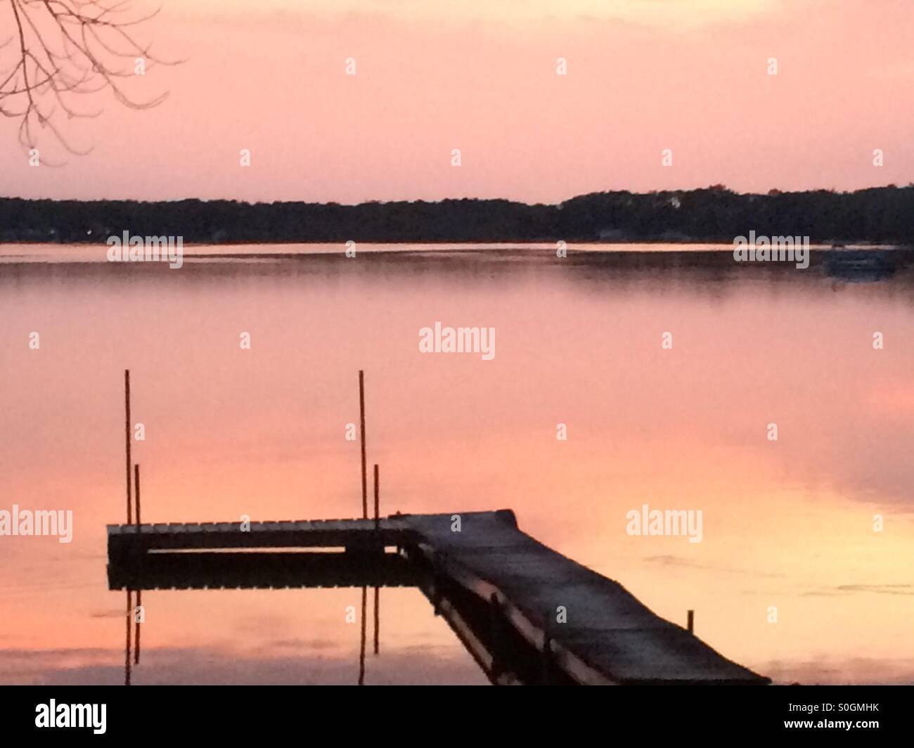 Roter Himmel in der Nacht, die Segler begeistern, Sonnenuntergang am Hartholz-See, Richland Township MI. Boot noch nicht geliefert, aber nicht notwendig, beste Unterhaltung ist Naturen Feuerwerk. Stockfoto