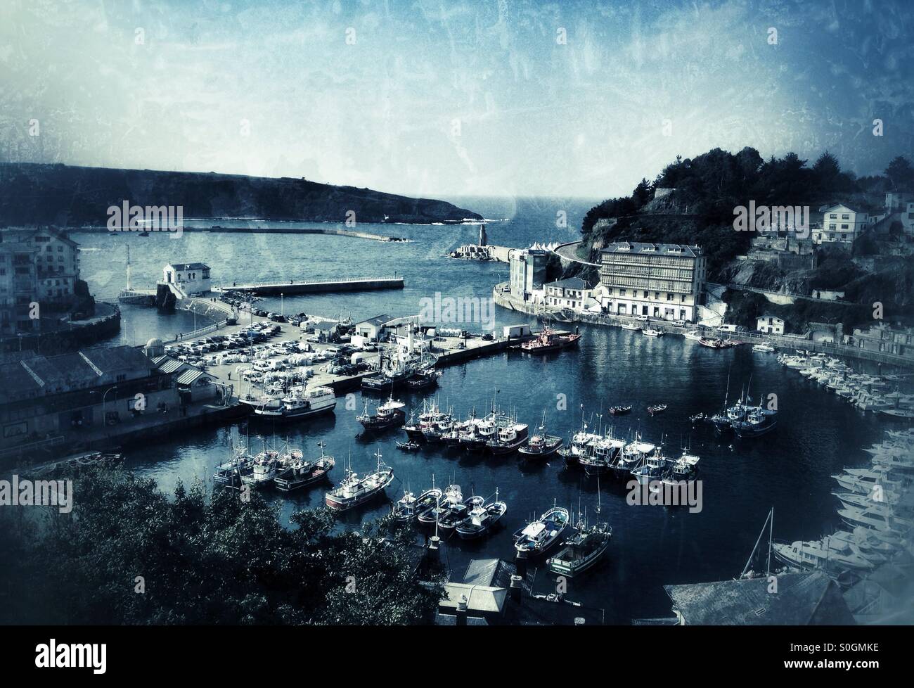 Hafen in Luarca, Asturien - Spanien - Smartphone-aufgenommenes Stockfoto
