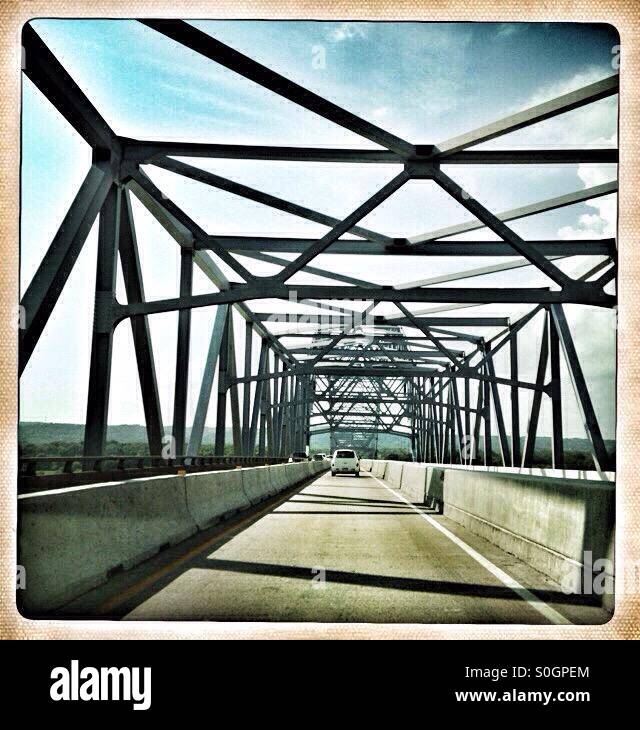 Autos, die über eine Brücke. - Smartphone-aufgenommenes Stockfoto