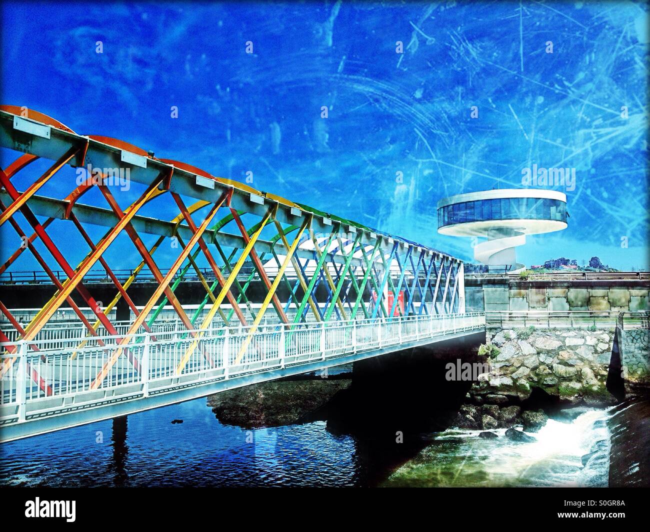 Bunte Brücke zu Niemeyer-Center in Avilés, Asturien - Spanien Stockfoto