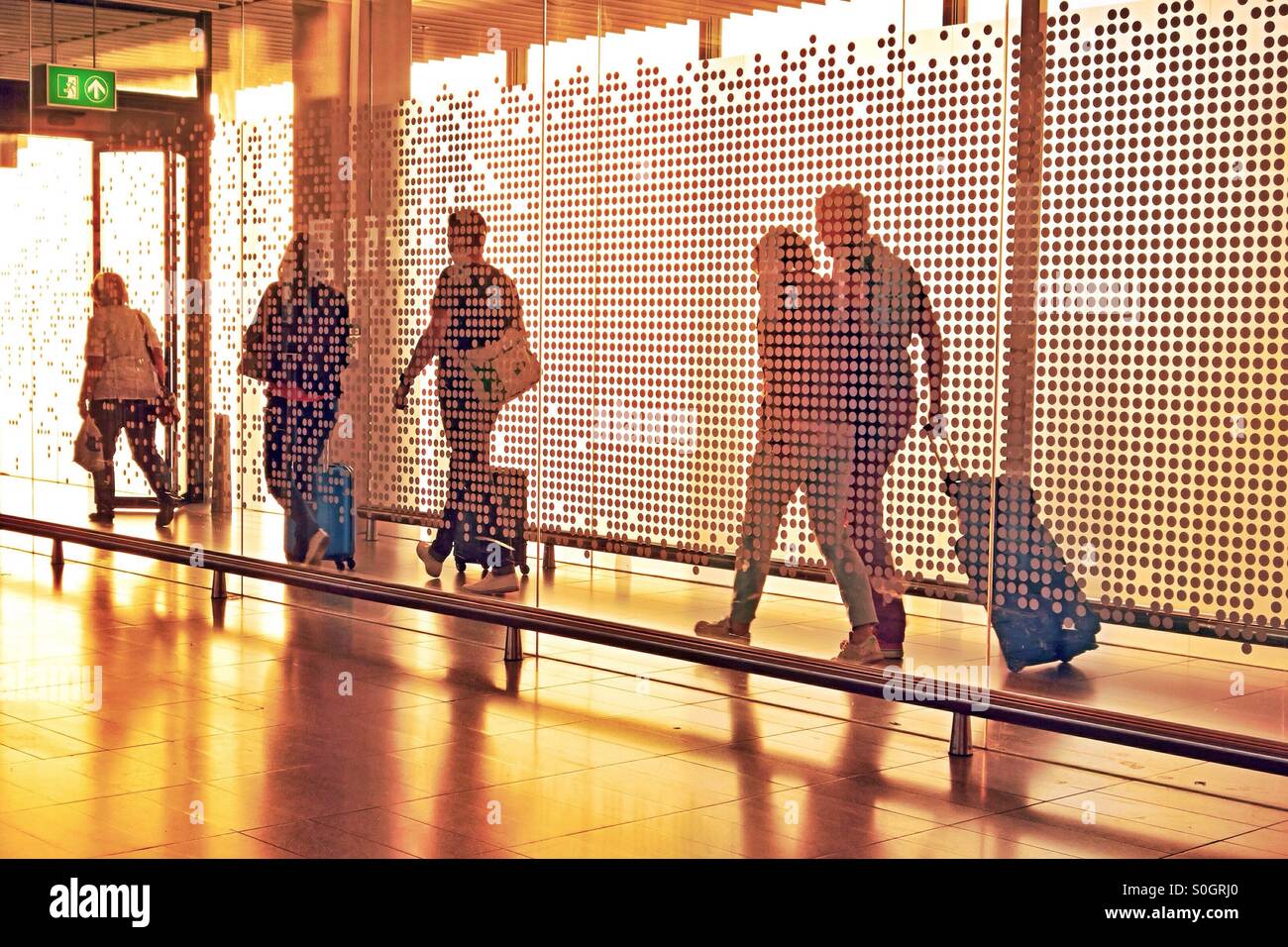 Urlauber auf einem Flughafen - Sommer-Wochenende - Smartphone-aufgenommenes Stockfoto