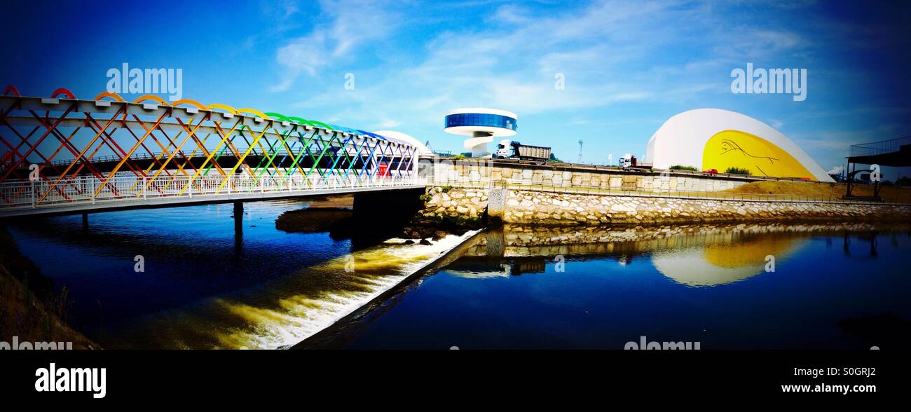 Bunte Brücke zu Niemeyer-Center in Avilés, Asturien - Spanien Stockfoto