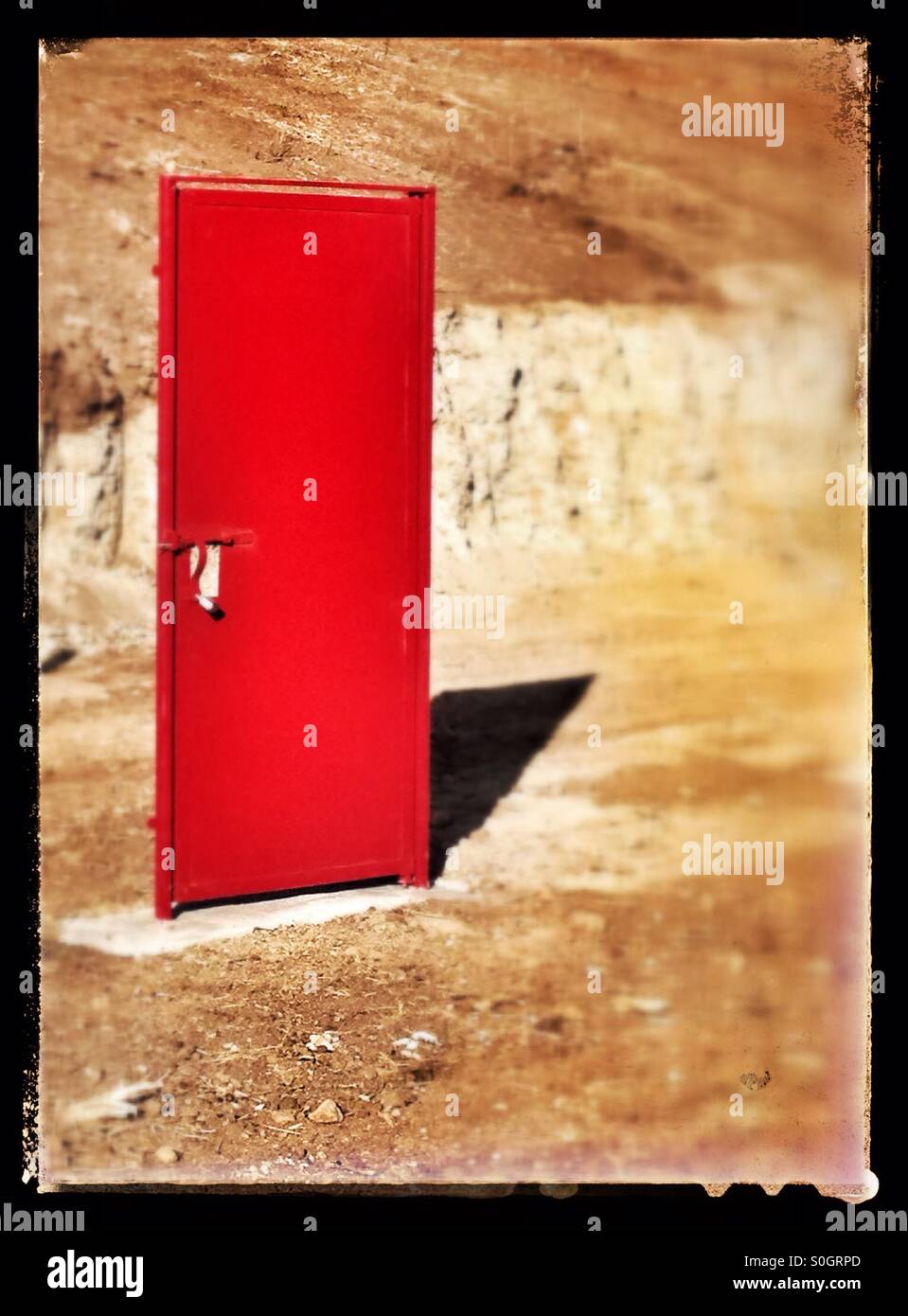 Einsame rote Tür auf freien Boden Stockfoto