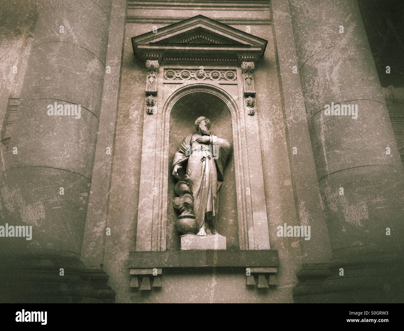 Statue im Grendarmarkt Berlin - Smartphone-aufgenommenes Stockfoto