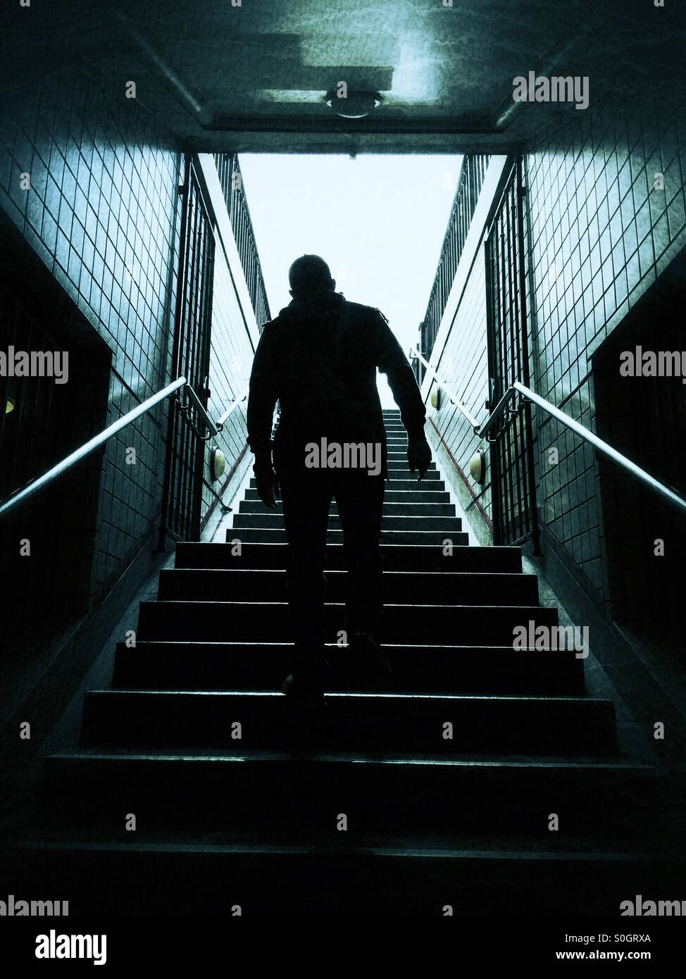 Mann geht die Treppe hinauf Stockfoto
