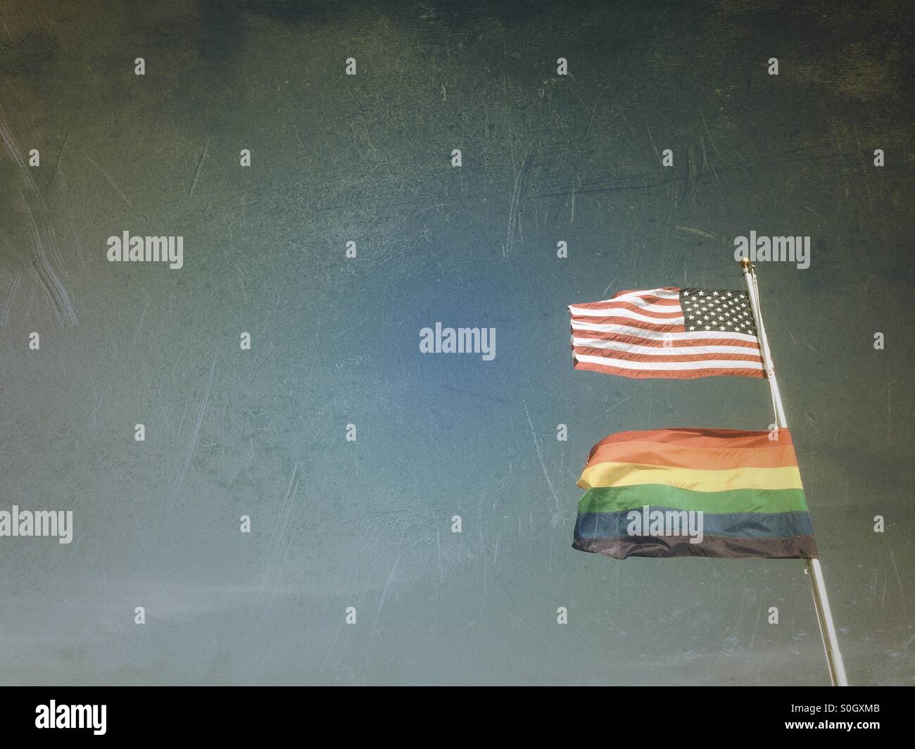 Gay Pride und US-Flagge, Provincetown, MA Stockfoto