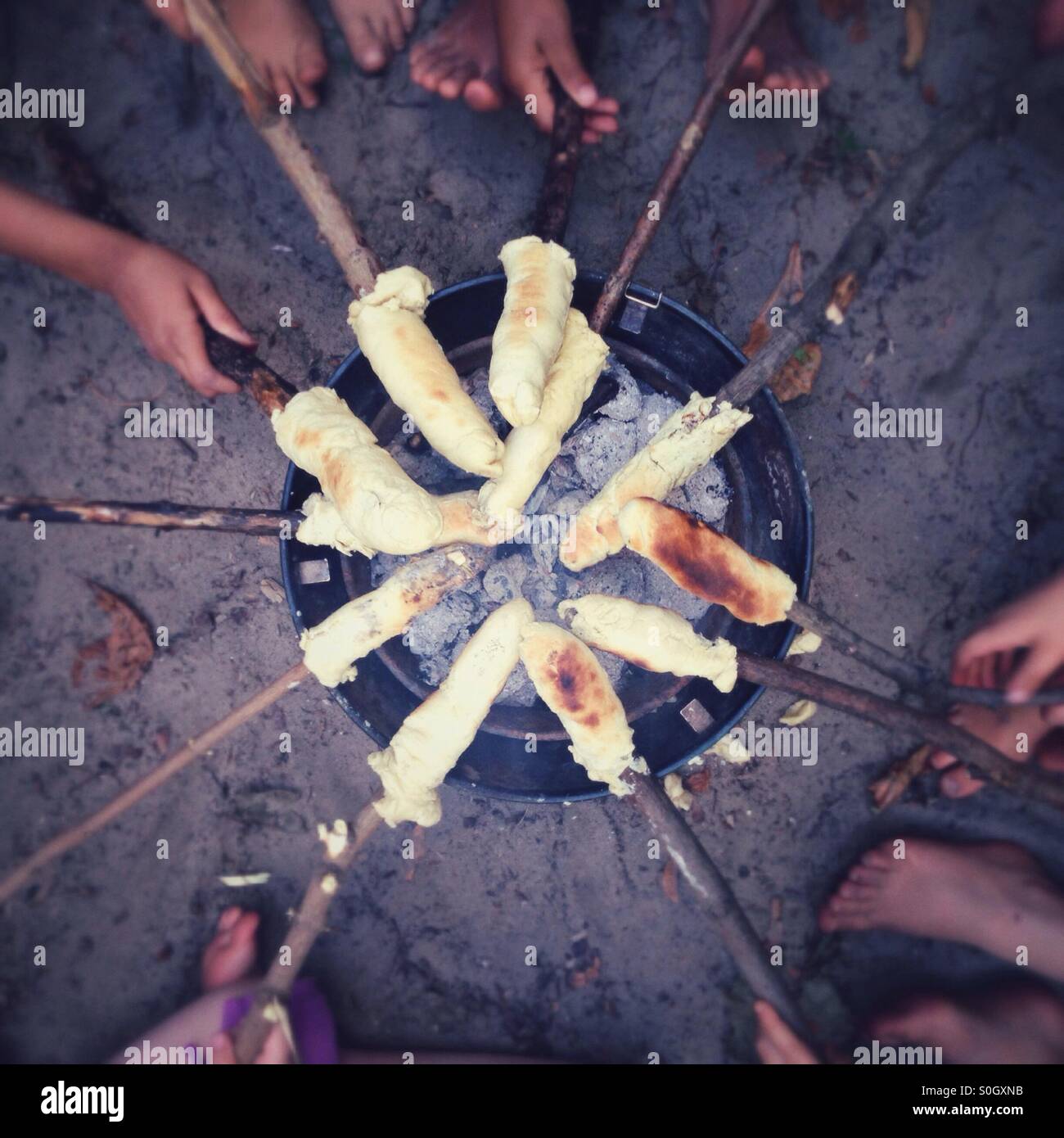 Lagerfeuer Brot - Smartphone-aufgenommenes Stockfoto