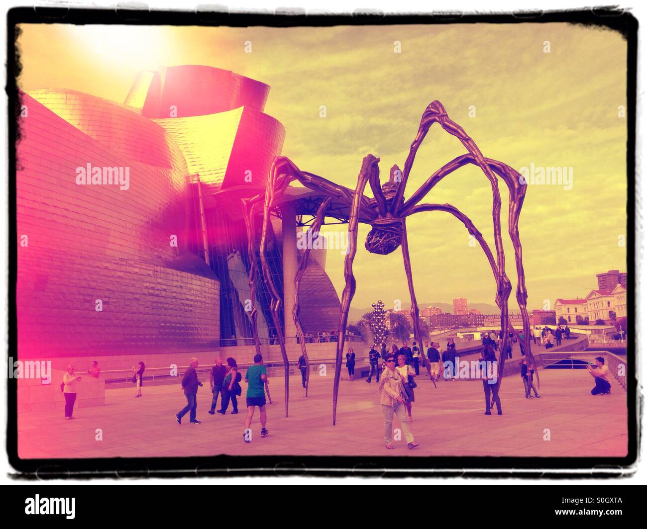 Ansicht des Guggenheim Museums und Spinne Skulptur in Bilbao, Spanien Stockfoto