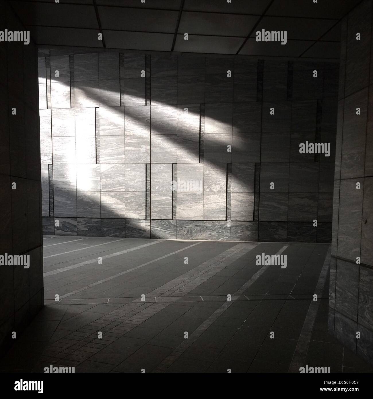 Sonnenlicht strömt in einen Fußgängerweg, Shinbashi, Tokio, Japan. Stockfoto