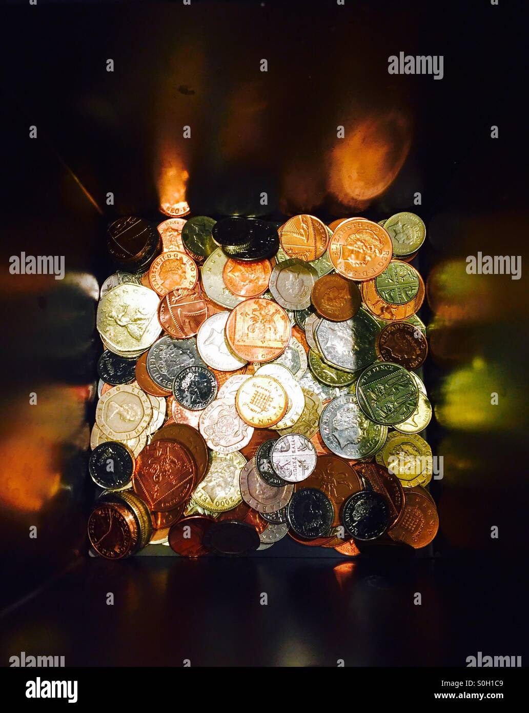 Englische Münzen in einer Tip-box Stockfoto