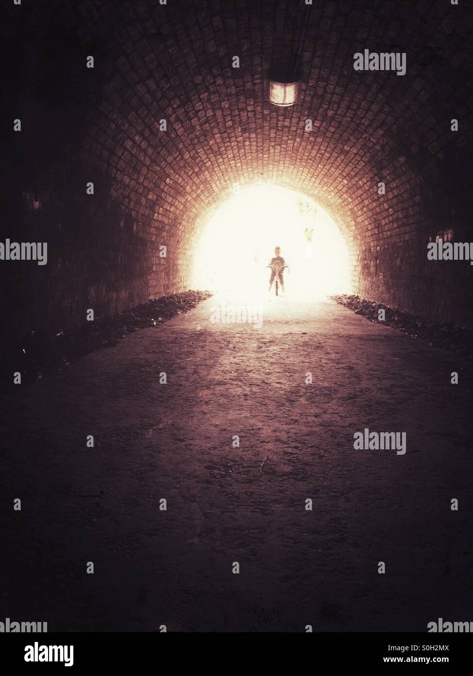 Licht am Ende des Tunnels - Smartphone-aufgenommenes Stockfoto