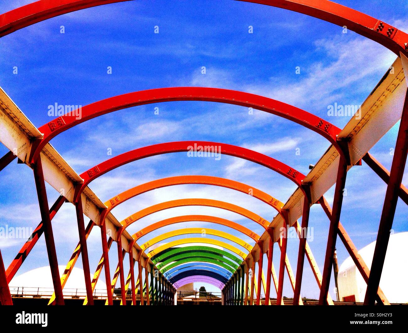 Bunte Brücke zu Niemeyer-Center in Avilés, Asturien, Spanien Stockfoto